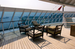 Entspannungsbereich am Pooldeck auf der Azamara Journey