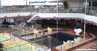 Blick auf den Pool mit Poolbar auf der Costa Magica