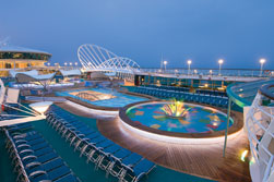 Das Pooldeck auf der Royal Caribbean Enchantment of the Seas